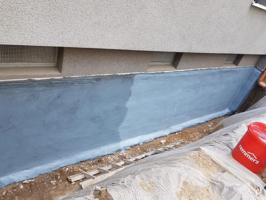 Frisch abgedichtete Kelleraußenwand mit aufgetragener Dichtungsschlämme – Kelleraußenabdichtung Sanitec GmbH Krefeld