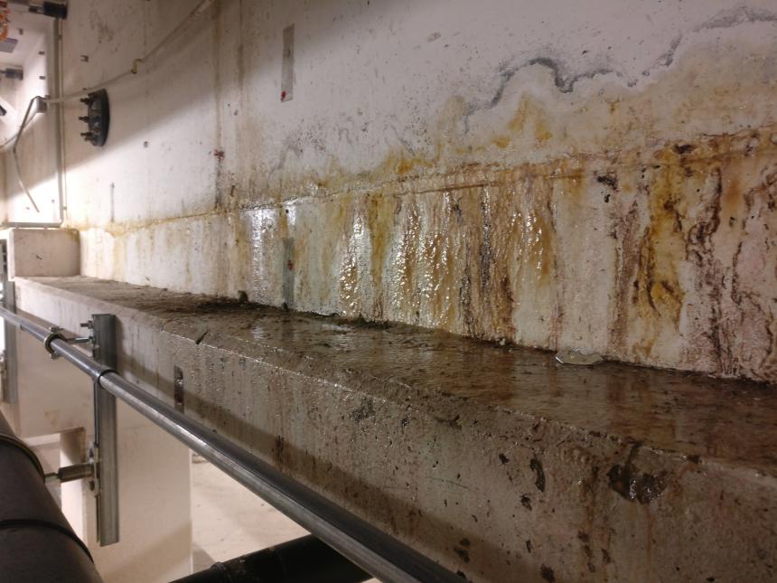 Wasserführende Betonwand mit Rostfahnen vor der Rissverpressung durch die Sanitec GmbH Krefeld
