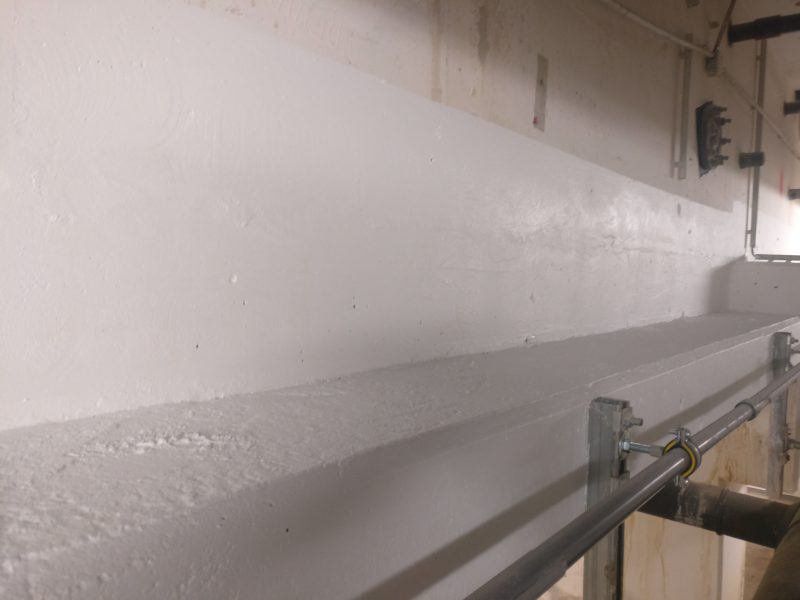 Trockene, hell beschichtete Betonwand nach erfolgreicher Rissverpressung
