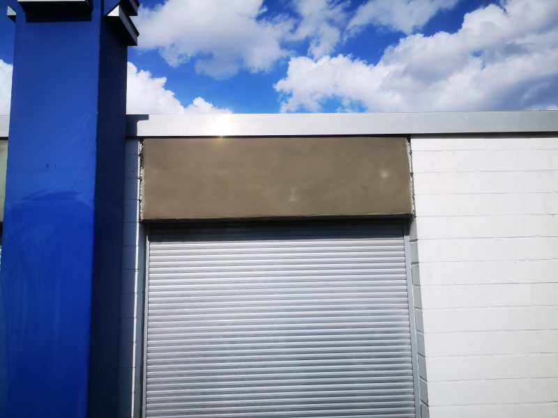 Fenstersturz aus Beton nach der Instandsetzung, geschlossene Betonfläche über dem Rollladen